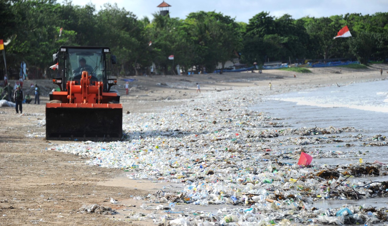 Rubbish collectors clearing plastic trash on Kuta beach, Bali. Photo: AFP